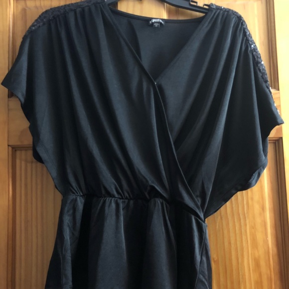 Dresses and shirts - Picture 7 of 8